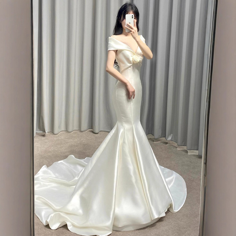 Esküvői ruha farkasfarokkal, szűk derékkal és magas derékkal, ujjatlan, hosszú szoknyával (poliészter, 2025 téli szezon, fő anyag tartalma 30–50%)