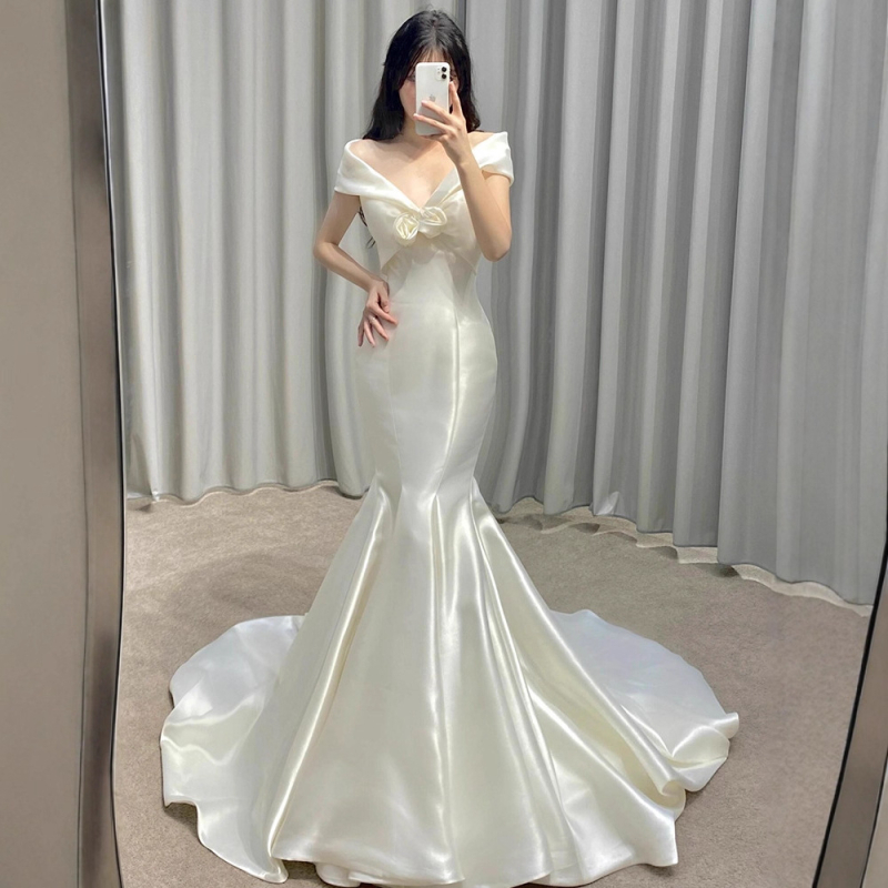 Esküvői ruha farkasfarokkal, szűk derékkal és magas derékkal, ujjatlan, hosszú szoknyával (poliészter, 2025 téli szezon, fő anyag tartalma 30–50%)