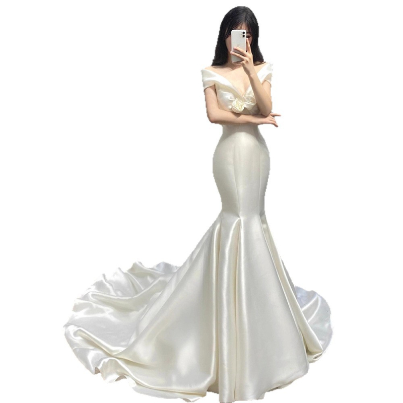 Esküvői ruha farkasfarokkal, szűk derékkal és magas derékkal, ujjatlan, hosszú szoknyával (poliészter, 2025 téli szezon, fő anyag tartalma 30–50%)