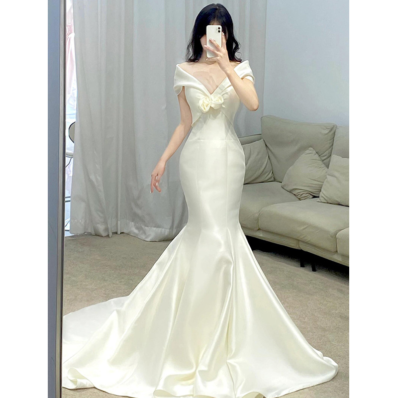 Esküvői ruha farkasfarokkal, szűk derékkal és magas derékkal, ujjatlan, hosszú szoknyával (poliészter, 2025 téli szezon, fő anyag tartalma 30–50%)