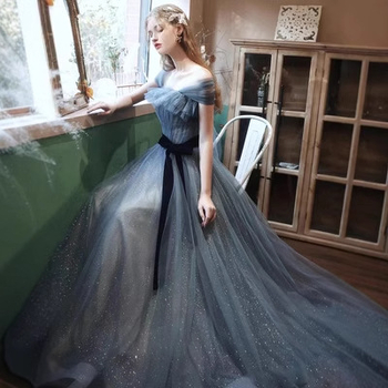 Estélyi ruha váll nélküli kivitelben, 3/4 ujjas, magas derekú, hosszú A-vonalú ruha; poliészter és tussah selyem keveréke.