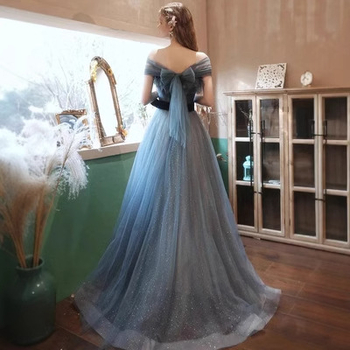 Estélyi ruha váll nélküli kivitelben, 3/4 ujjas, magas derekú, hosszú A-vonalú ruha; poliészter és tussah selyem keveréke.