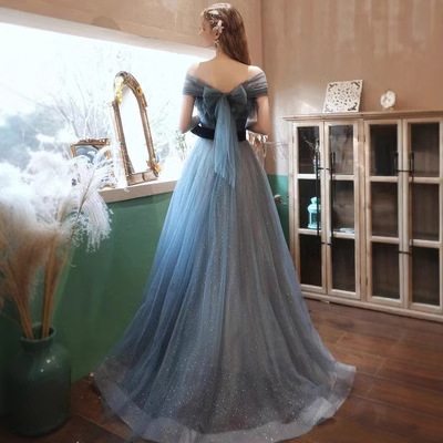 Estélyi ruha váll nélküli kivitelben, 3/4 ujjas, magas derekú, hosszú A-vonalú ruha; poliészter és tussah selyem keveréke.