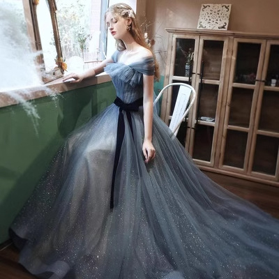 Estélyi ruha váll nélküli kivitelben, 3/4 ujjas, magas derekú, hosszú A-vonalú ruha; poliészter és tussah selyem keveréke.