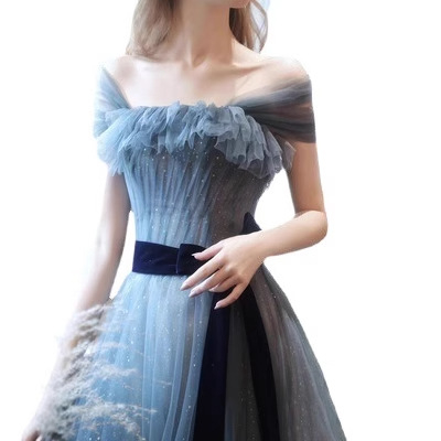 Estélyi ruha váll nélküli kivitelben, 3/4 ujjas, magas derekú, hosszú A-vonalú ruha; poliészter és tussah selyem keveréke.