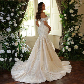 Egyvállas menyasszonyi ruha, fishtail sziluett, hosszú csipkés ruha, magas derék, 3/4-es ujj