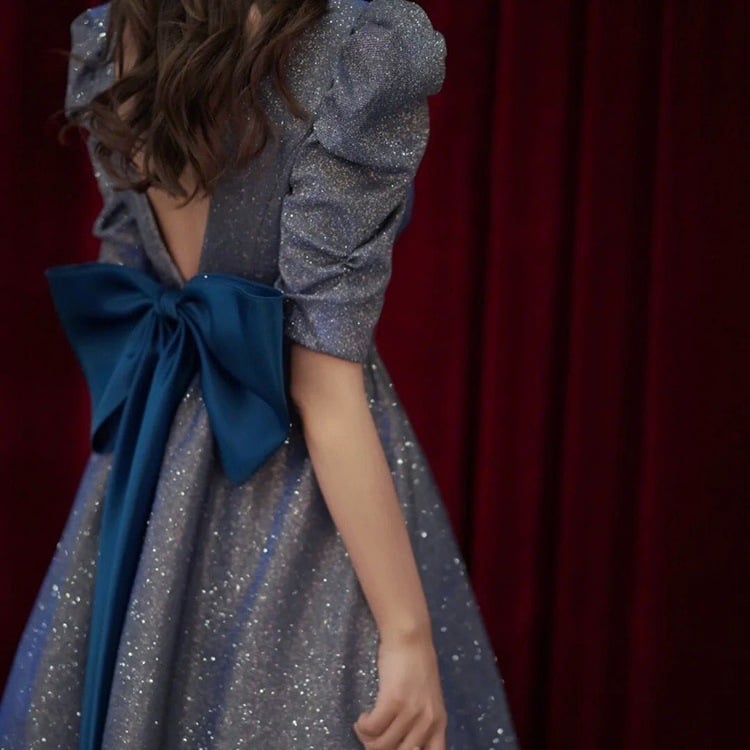 Éjszakai ruha mély V-nyakkal, midi hosszúságú tüll szoknyával, acetát szálból készült, 2022 ősz