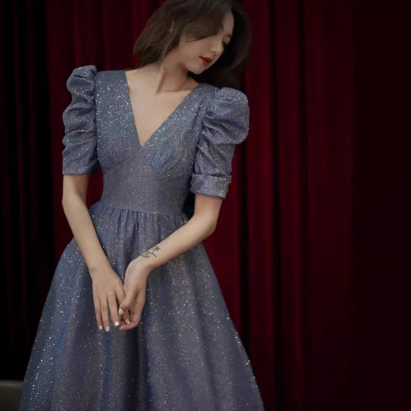 Éjszakai ruha mély V-nyakkal, midi hosszúságú tüll szoknyával, acetát szálból készült, 2022 ősz