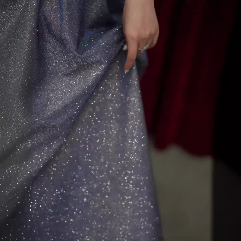 Éjszakai ruha mély V-nyakkal, midi hosszúságú tüll szoknyával, acetát szálból készült, 2022 ősz