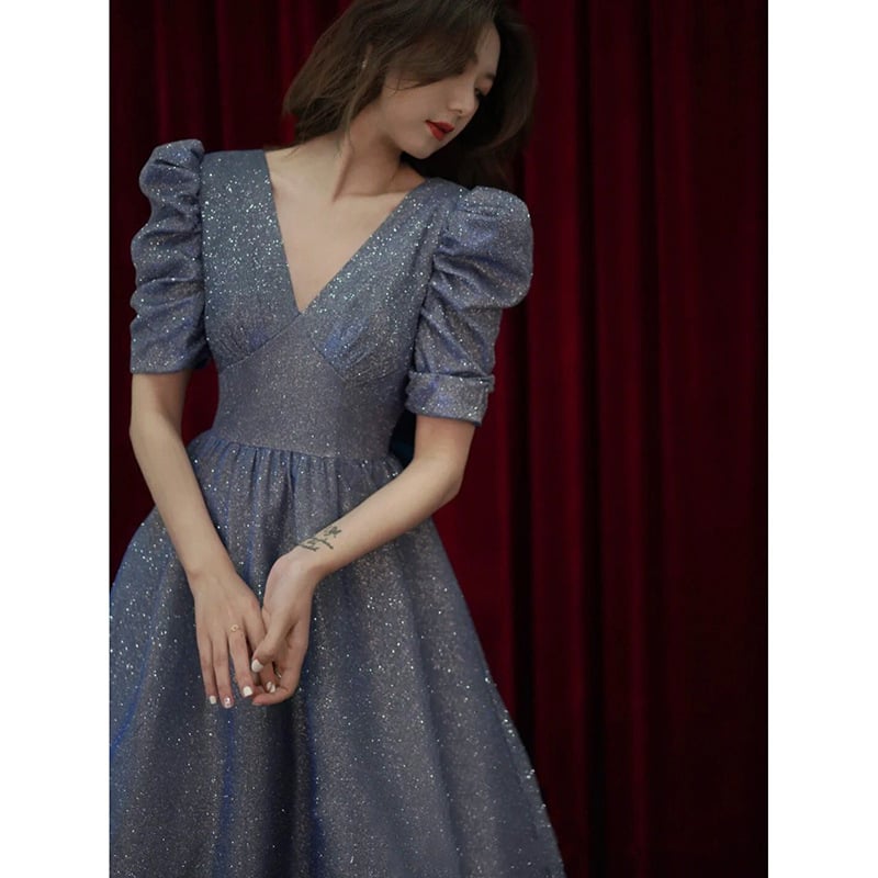 Éjszakai ruha mély V-nyakkal, midi hosszúságú tüll szoknyával, acetát szálból készült, 2022 ősz