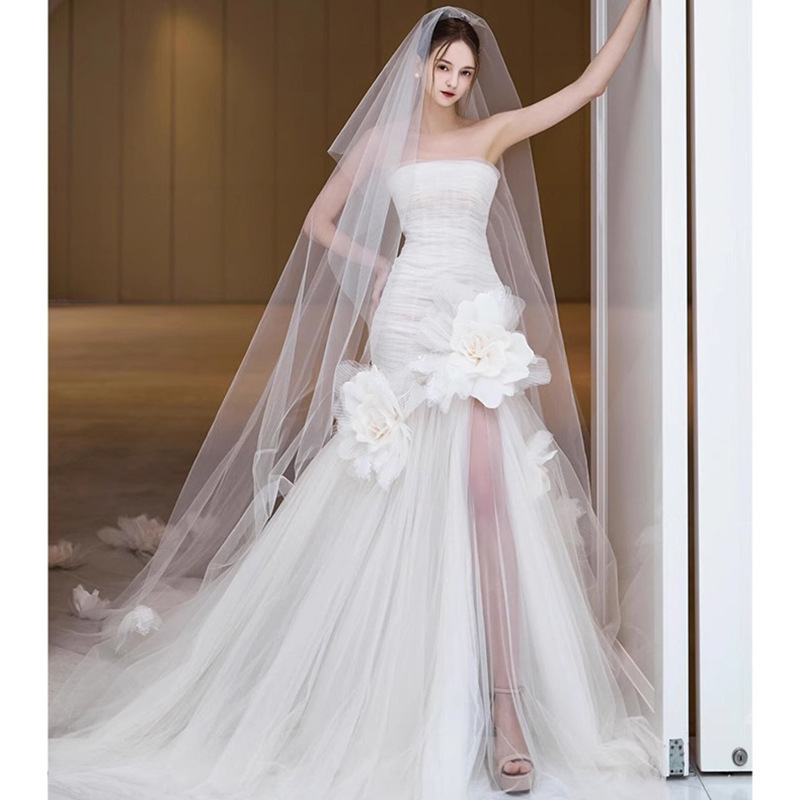 Esküvői ruha váll nélküli, csőtop stílusú, hosszú szoknyával és kis uszály, poliészter