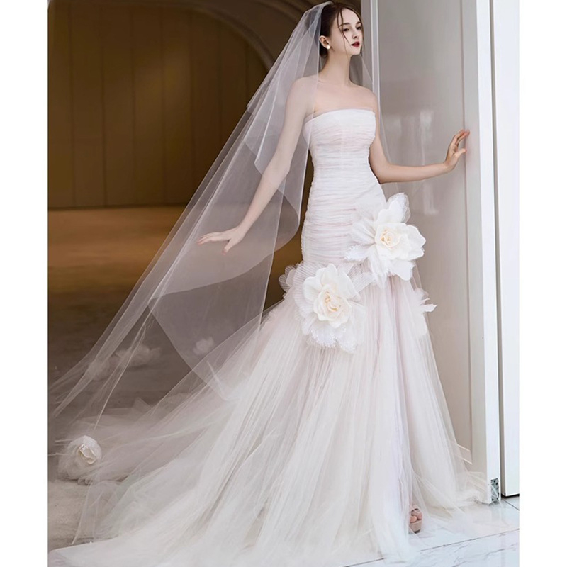 Esküvői ruha váll nélküli, csőtop stílusú, hosszú szoknyával és kis uszály, poliészter