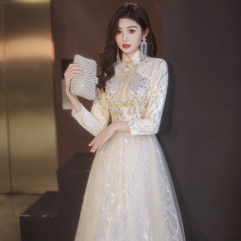 Estélyi ruha váll nélküli kivágással, hosszú ujjú, hosszú szoknya, derék középmagasságú, hálóanyag