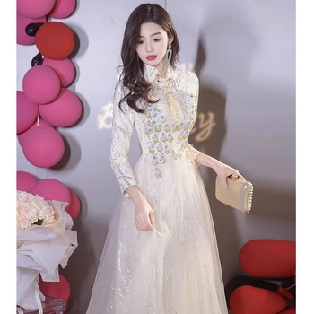 Estélyi ruha váll nélküli kivágással, hosszú ujjú, hosszú szoknya, derék középmagasságú, hálóanyag