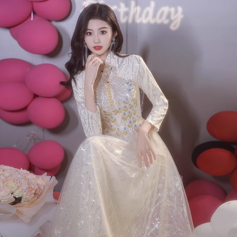 Estélyi ruha váll nélküli kivágással, hosszú ujjú, hosszú szoknya, derék középmagasságú, hálóanyag