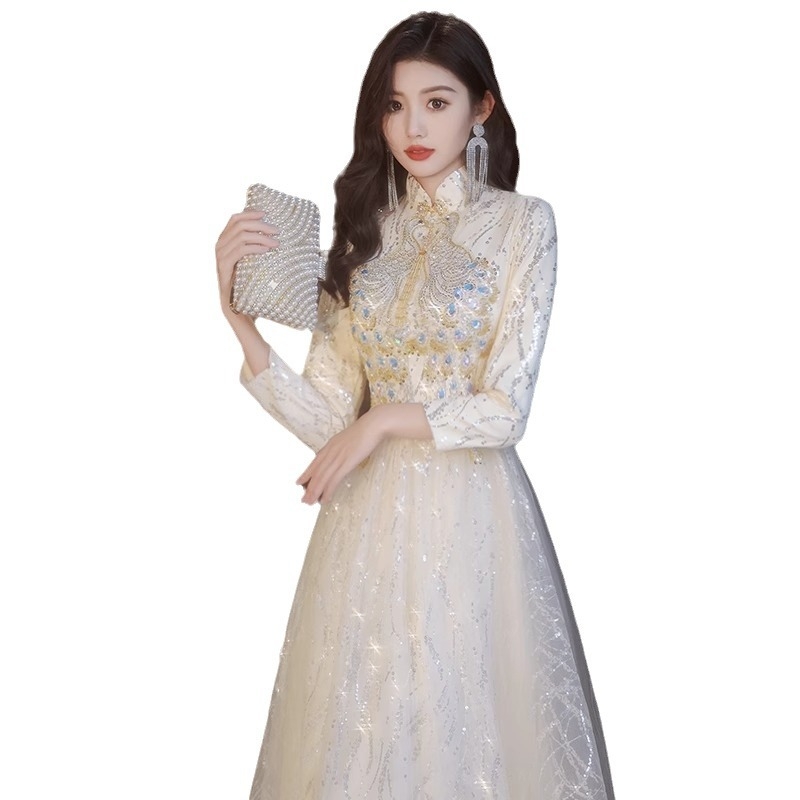 Estélyi ruha váll nélküli kivágással, hosszú ujjú, hosszú szoknya, derék középmagasságú, hálóanyag