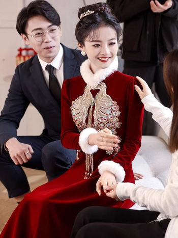 Csipao-stílusú menyasszonyi ruha, egyik váll, A-vonal, hosszú ujjú, poliészter