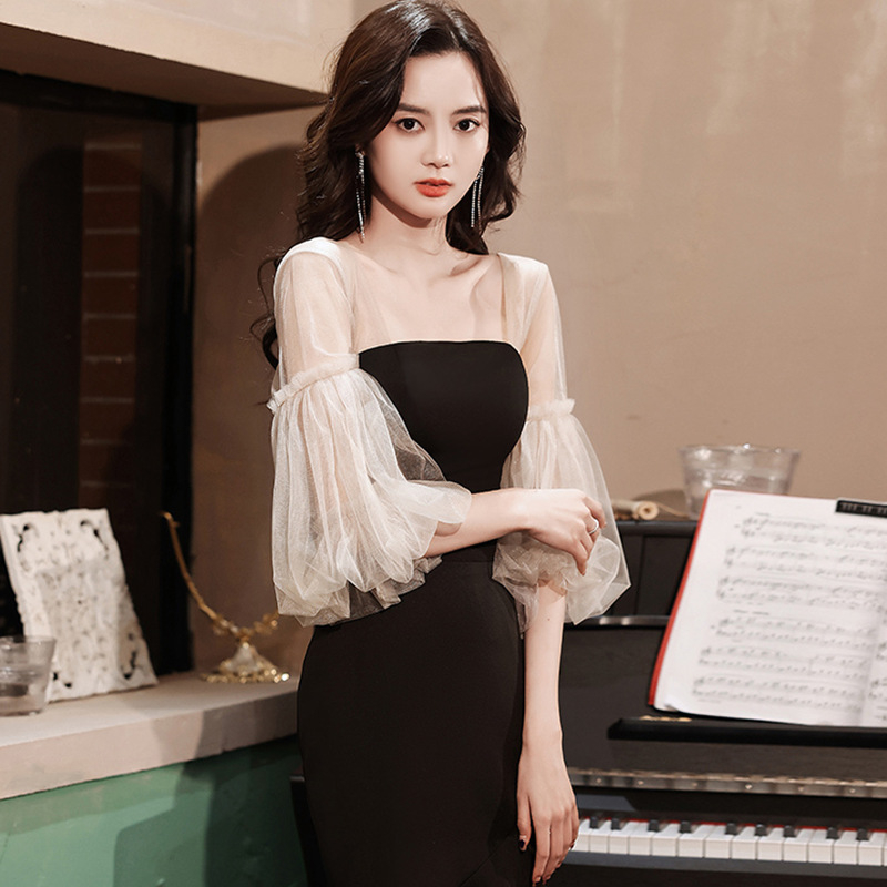 Francia-stílusú estélyi ruha halfarokkal, váll nélküli kivágással, hosszú ujjak, magas derék, 70–80% poliészter