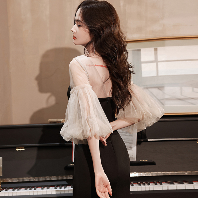 Francia-stílusú estélyi ruha halfarokkal, váll nélküli kivágással, hosszú ujjak, magas derék, 70–80% poliészter