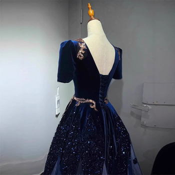 Színpadi műsorra szánt házigazdai ruha – A-vonalú, hosszú szoknya, mély V-nyak, 3/4-ujj, poliészter