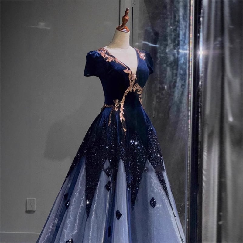 Színpadi műsorra szánt házigazdai ruha – A-vonalú, hosszú szoknya, mély V-nyak, 3/4-ujj, poliészter