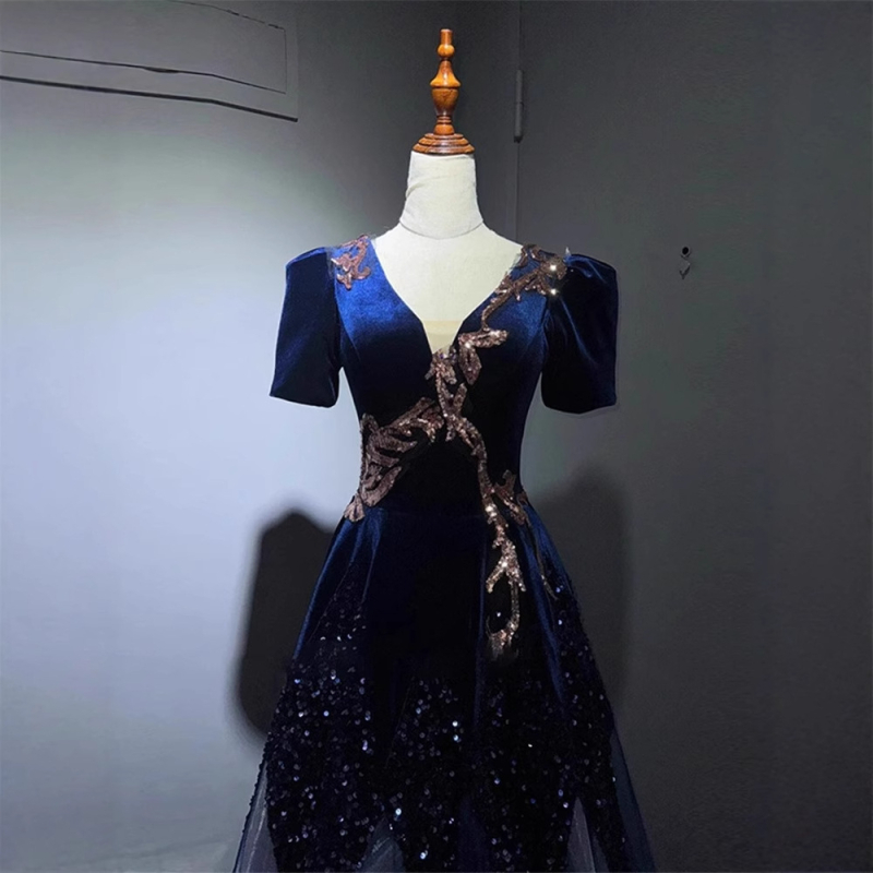 Színpadi műsorra szánt házigazdai ruha – A-vonalú, hosszú szoknya, mély V-nyak, 3/4-ujj, poliészter