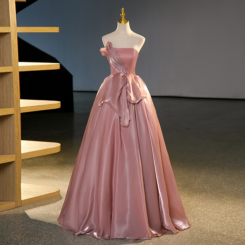 Hosszú estélyi ruha egy vállú, hátsó kivágás nélküli, tutu szoknyával, organza-spandex-poliészter keverék