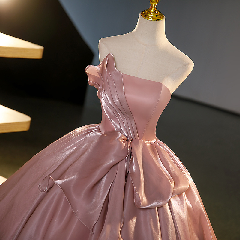 Hosszú estélyi ruha egy vállú, hátsó kivágás nélküli, tutu szoknyával, organza-spandex-poliészter keverék