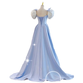 Női hosszú estélyi ruha, A-vonalú, váll nélküli, buborékos ujjú, középső derék, szatén felület.