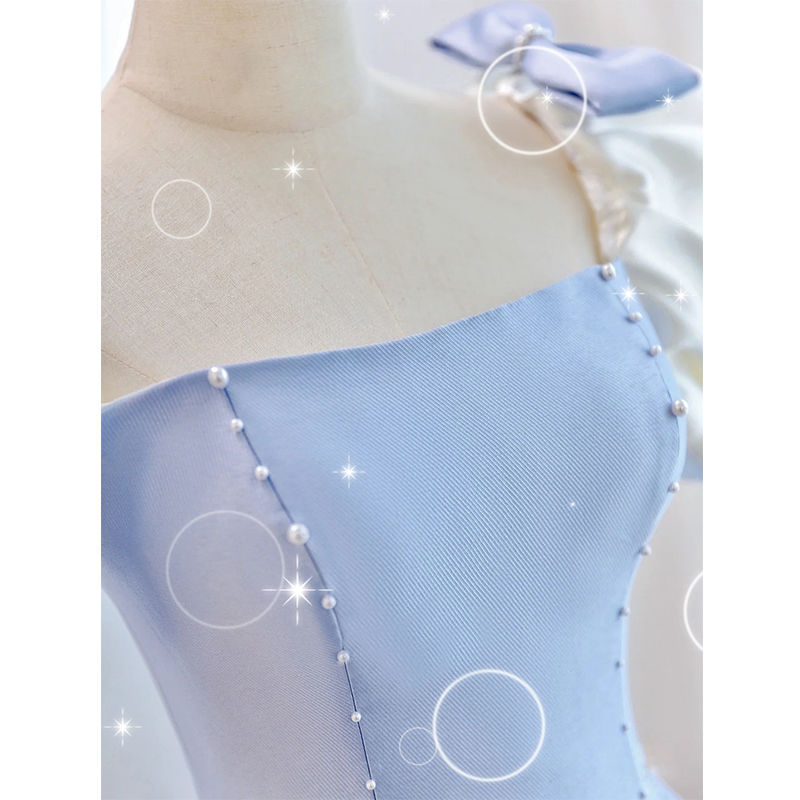 Női hosszú estélyi ruha, A-vonalú, váll nélküli, buborékos ujjú, középső derék, szatén felület.