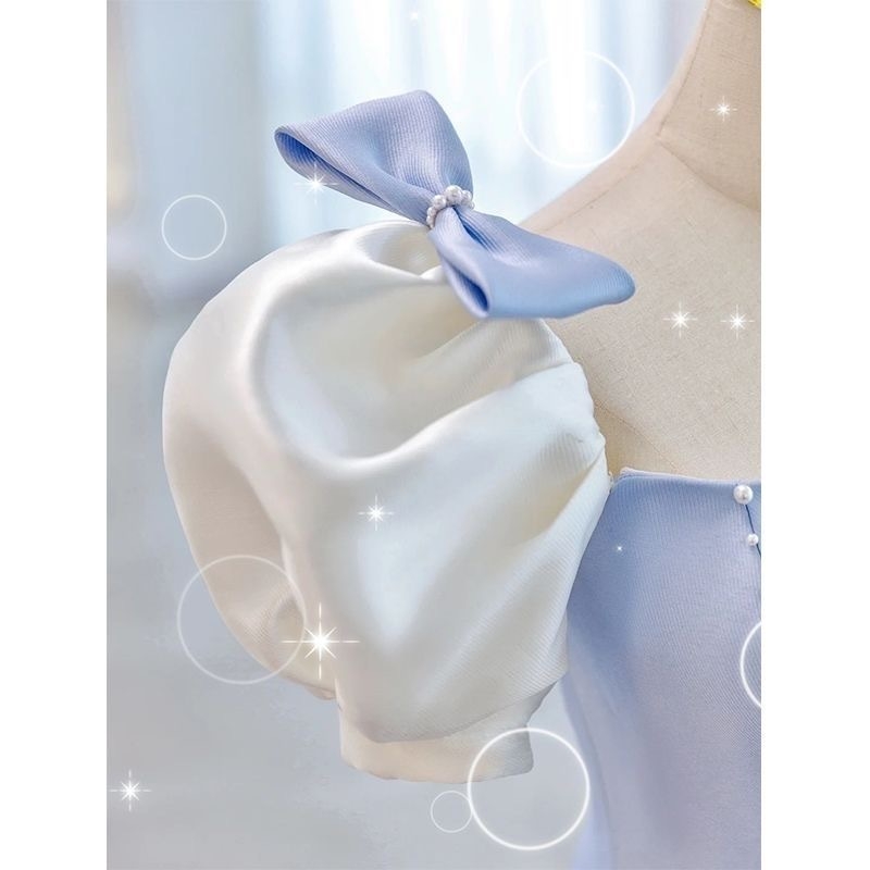 Női hosszú estélyi ruha, A-vonalú, váll nélküli, buborékos ujjú, középső derék, szatén felület.