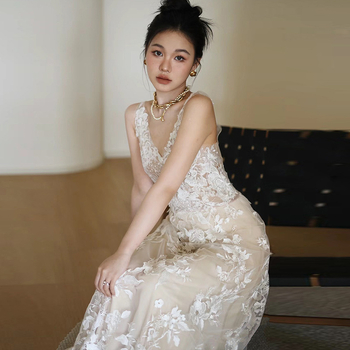 Csipkés esküvői ruha, ujjatlan, magas derék, hercegnő-sziluett, hosszú ruhadarab