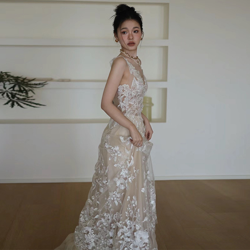 Csipkés esküvői ruha, ujjatlan, magas derék, hercegnő-sziluett, hosszú ruhadarab