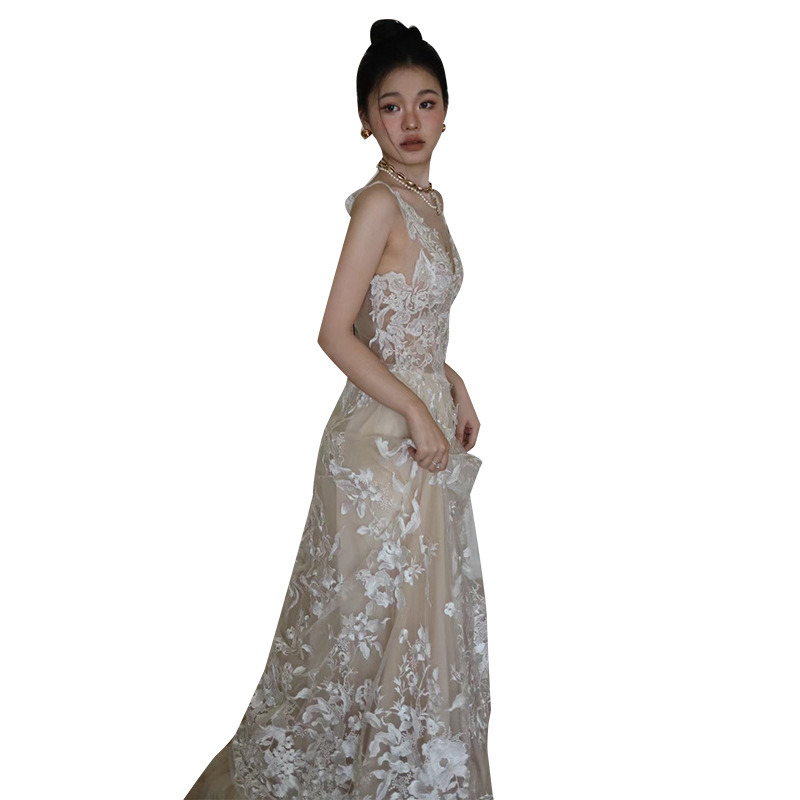 Csipkés esküvői ruha, ujjatlan, magas derék, hercegnő-sziluett, hosszú ruhadarab