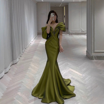 Uszályos estélyi ruha, mély V-nyakkal, fél-ujjú, középmagas derekú, hosszú szoknyával, poliészter 90–95%