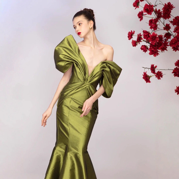 Uszályos estélyi ruha, mély V-nyakkal, fél-ujjú, középmagas derekú, hosszú szoknyával, poliészter 90–95%