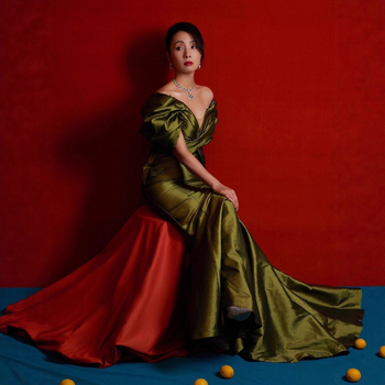 Uszályos estélyi ruha, mély V-nyakkal, fél-ujjú, középmagas derekú, hosszú szoknyával, poliészter 90–95%