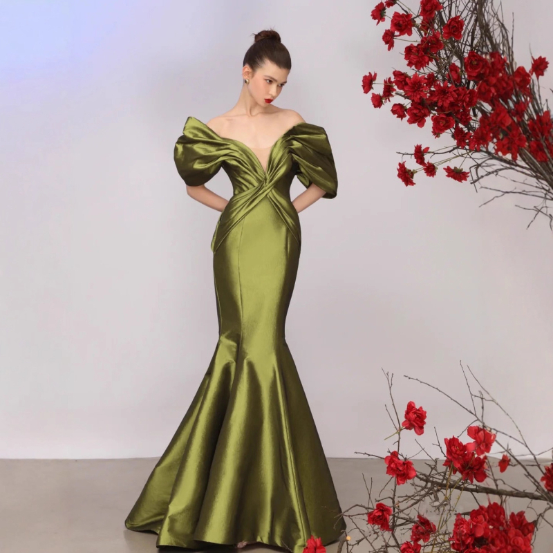 Uszályos estélyi ruha, mély V-nyakkal, fél-ujjú, középmagas derekú, hosszú szoknyával, poliészter 90–95%