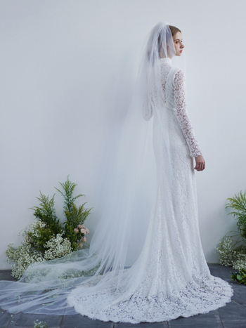 Menyasszonyi ruha sellő fazon, csipkés gallérral, kínai stílusú cheongsam gallér, magas derék, hosszú szoknya, poliészter anyag