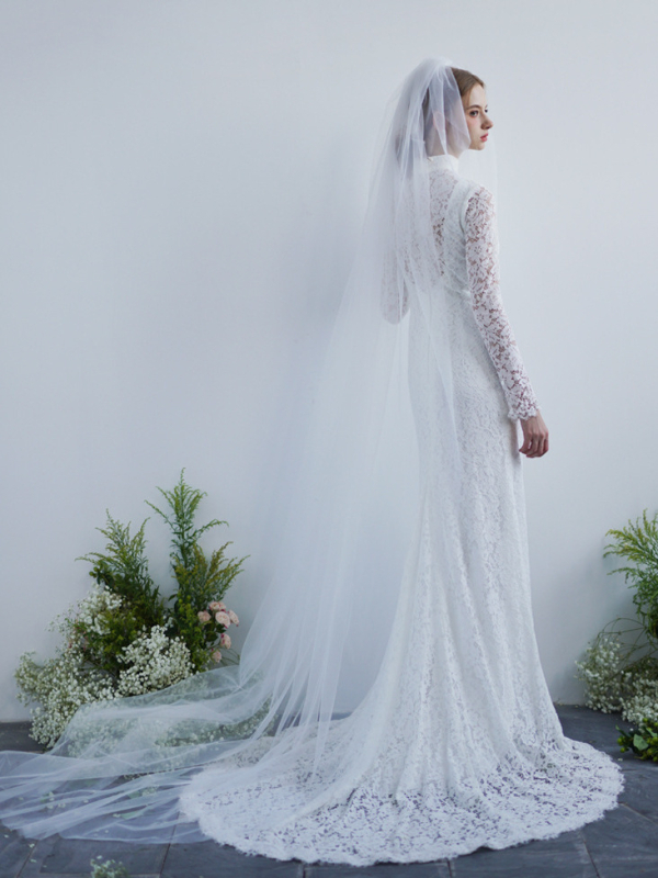 Menyasszonyi ruha sellő fazon, csipkés gallérral, kínai stílusú cheongsam gallér, magas derék, hosszú szoknya, poliészter anyag