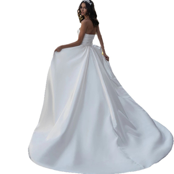 Váll nélküli menyasszonyi ruha kis uszály, hosszú derék, karcsú fazon; poliészter keverék 30–50%.