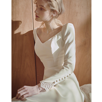 Esküvői ruha mély V-nyakkal, hosszú ujjú, hosszú szoknyával, középső derekú, elöl rövid uszály, hátul hosszú uszály