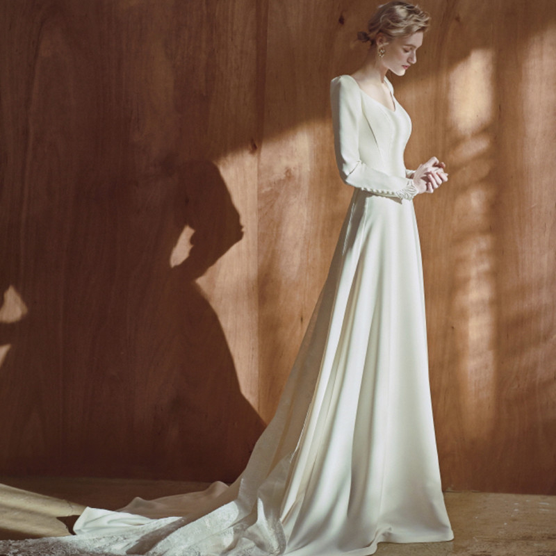 Esküvői ruha mély V-nyakkal, hosszú ujjú, hosszú szoknyával, középső derekú, elöl rövid uszály, hátul hosszú uszály