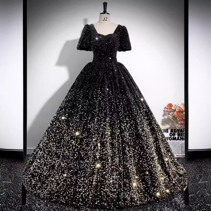 Večernja haljina za solo vokalni nastup, visoki struk, princes suknja, rukavi 3/4, dugačka tutu-stil haljine, poliester materijal (70–80%).