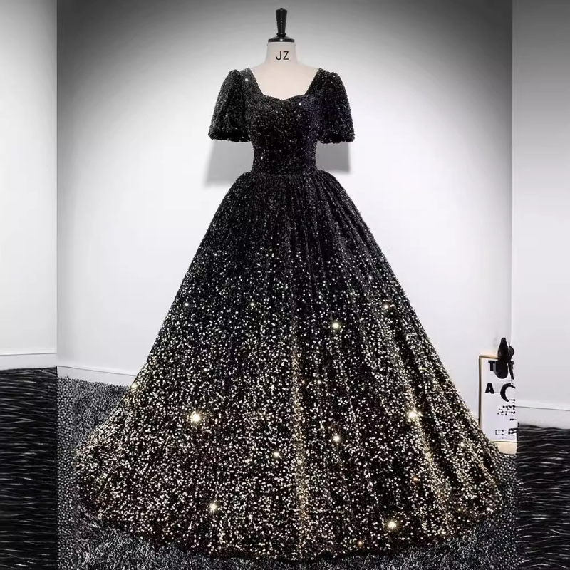 Večernja haljina za solo vokalni nastup, visoki struk, princes suknja, rukavi 3/4, dugačka tutu-stil haljine, poliester materijal (70–80%).