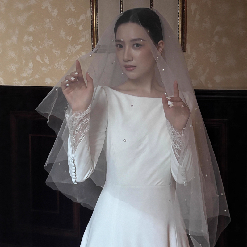Francuska stil vjenčane haljine s dugim rukavima od satena, jednostavna i elegantna, s A-krojem siluete i visokim strukom, inspirirana šumom, s dugom šlepom, proljetni model