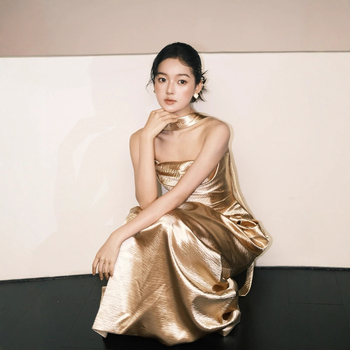 Rochie de mireasă din chenille, siluetă fishtail cu talie strânsă, stil tube-top, lungă, toamnă 2025