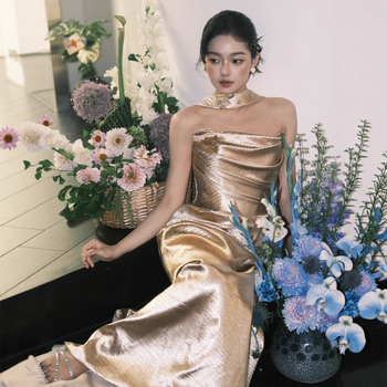 Rochie de mireasă din chenille, siluetă fishtail cu talie strânsă, stil tube-top, lungă, toamnă 2025