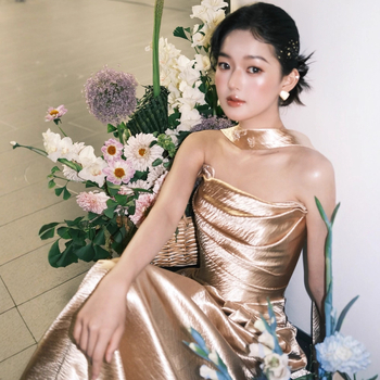 Rochie de mireasă din chenille, siluetă fishtail cu talie strânsă, stil tube-top, lungă, toamnă 2025