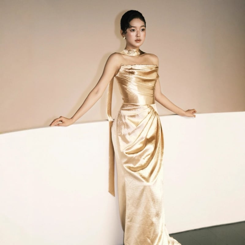 Rochie de mireasă din chenille, siluetă fishtail cu talie strânsă, stil tube-top, lungă, toamnă 2025